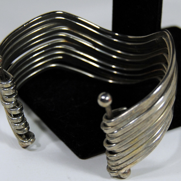 Silvertone Wire Wave Pattern Stud Hinges - Picture 4 of 5